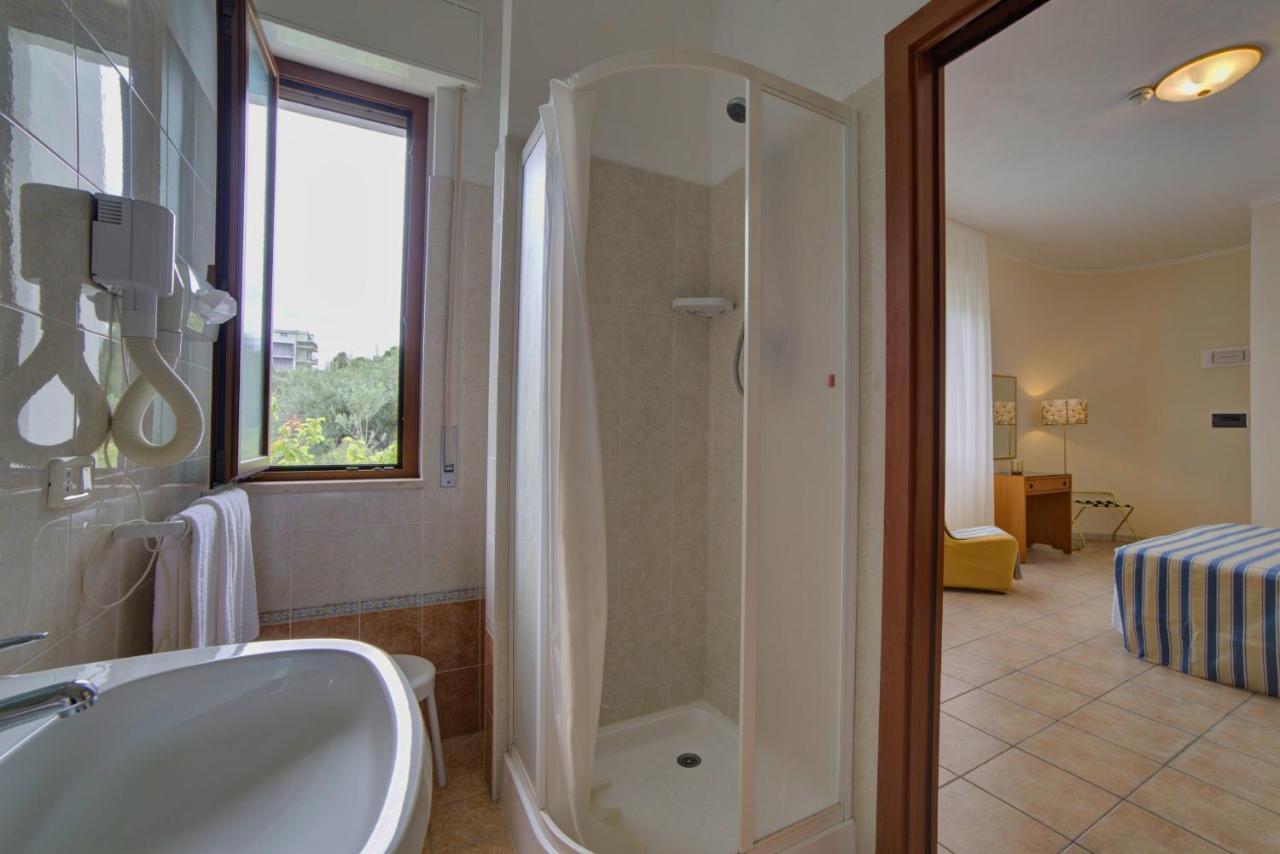 Hotel Sporting Vasto Bagian luar foto